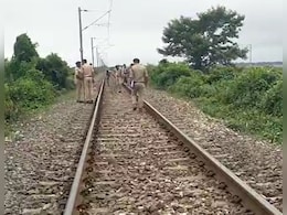 उत्तर प्रदेश में फिर साजिश! ट्रेन को डिरेल करने के लिए पटरी पर रखा पत्थर, जांच जारी उत्तर प्रदेश में फिर साजिश! ट्रेन को डिरेल करने के लिए पटरी पर रखा पत्थर, जांच जारी