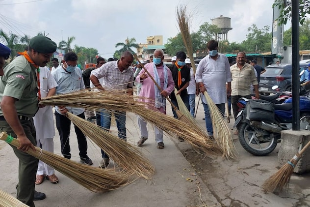  झाडू लगाते हुए मंत्री मदन दिलावर