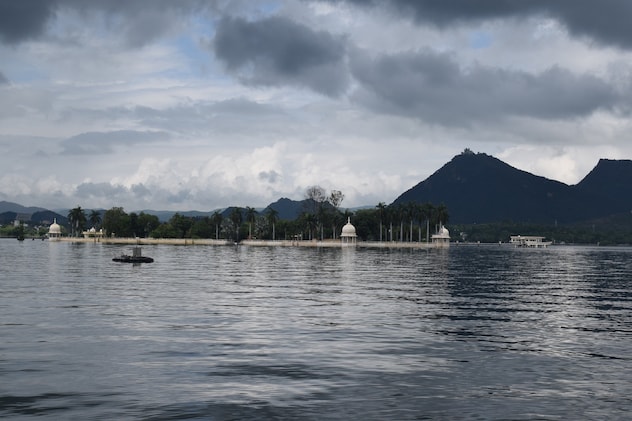 झील की चारों ओर प्राकृतिक सौंदर्य दिखाई देता है