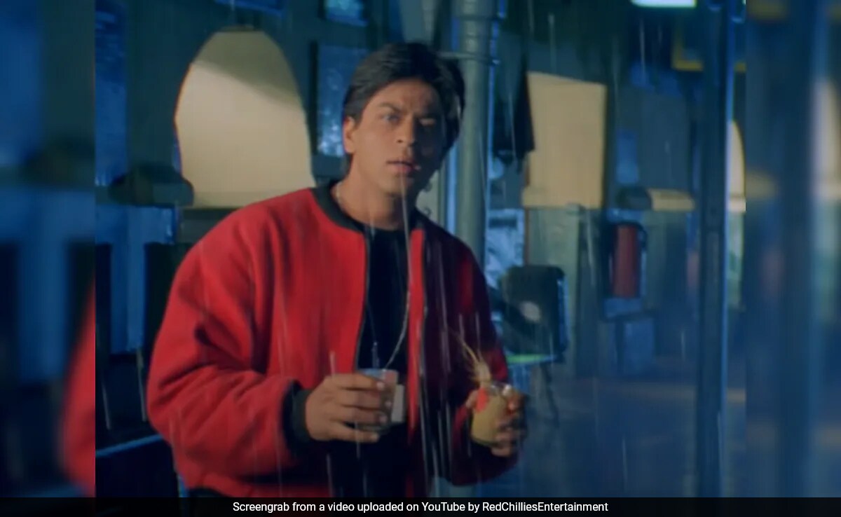 Tigmanshu Dhulia Recalls <i>Dil Se</i> Shoot Days: "SRK Would Sleep On The Bus Floor During Lunch"