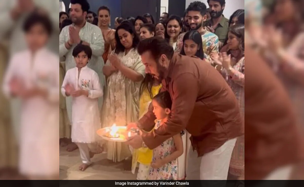 Ganesh Chaturthi 2024: Salman Khan Performs <i>Aarti</i> With Niece Ayat At Sister Arpita Khan's <i>Puja</i>