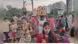 Ganesh Visarjan : कल्याणमधील जीवघेणं गणेश विसर्जन, असा द्यावा लागतो बाप्पाला निरोप