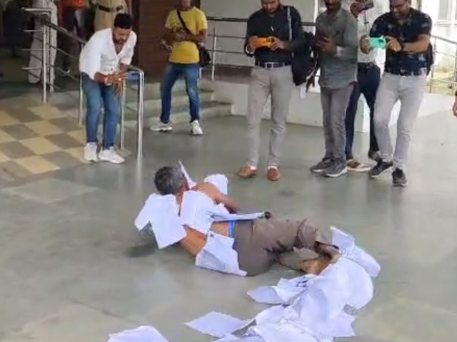 Video: Wearing Garland Of "Ignored" Complaints, Man Rolls Into Collector's Office