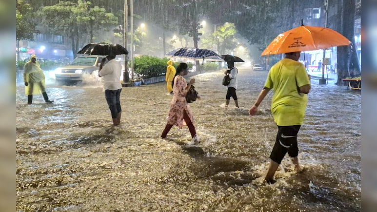 Mumbai Rain: मुंबई, ठाणे, नवी मुंबईत तुफान पाऊस! सखल भागात पाणी साचलं,  वाहतूक सेवा, लोकलची स्थिती काय?