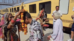 Rajasthan: शाही ट्रेन 'पैलेस ऑन व्हील्स' विदेशी पर्यटकों को लेकर पहुंची जैसलमेर, ढोल- नगाड़ों के साथ पारंपरिक तरीके से हुआ स्वागत
