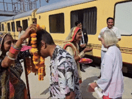 Rajasthan: शाही ट्रेन 'पैलेस ऑन व्हील्स' विदेशी पर्यटकों को लेकर पहुंची जैसलमेर, ढोल- नगाड़ों के साथ पारंपरिक तरीके से हुआ स्वागत