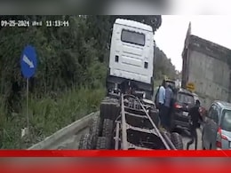 VIDEO: केरल हाइवे पर लुटेरों का खौफ! गिरोह ने व्यापारी से फिल्मी स्टाइल में लूटा 2.5 किलो सोना VIDEO: केरल हाइवे पर लुटेरों का खौफ! गिरोह ने व्यापारी से फिल्मी स्टाइल में लूटा 2.5 किलो सोना