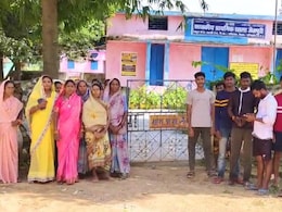 सरकारी स्कूल में है शिक्षक की कमी, नाराज पैरेंट्स ने स्कूल के गेट पर जड़ दिया ताला... कर रहे हैं ये मांग सरकारी स्कूल में है शिक्षक की कमी, नाराज पैरेंट्स ने स्कूल के गेट पर जड़ दिया ताला... कर रहे हैं ये मांग