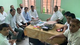 अचानक सीकर कोर्ट पहुंचे कांग्रेस नेता डोटासरा, गुरु और पुराने साथियों से की मुलाकात, हरियाणा चुनाव पर किया बड़ा दावा