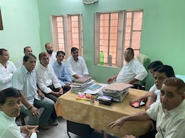अचानक सीकर कोर्ट पहुंचे कांग्रेस नेता डोटासरा, गुरु और पुराने साथियों से की मुलाकात, हरियाणा चुनाव पर किया बड़ा दावा अचानक सीकर कोर्ट पहुंचे कांग्रेस नेता डोटासरा, गुरु और पुराने साथियों से की मुलाकात, हरियाणा चुनाव पर किया बड़ा दावा