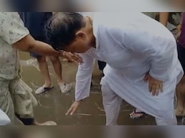 Video : MP के इस मंत्री ने नाराज महिला के पैर छूकर मांगी माफ़ी, फिर अफसरों को लगाई फटकार