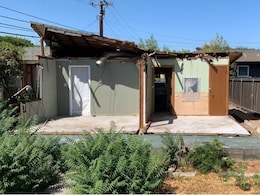 पेड़ गिरने से टूटा मकान, न छत बची न छज्जा, इस हालत में बेचे जा रहे इस घर की कीमत कर देगी हैरान पेड़ गिरने से टूटा मकान, न छत बची न छज्जा, इस हालत में बेचे जा रहे इस घर की कीमत कर देगी हैरान