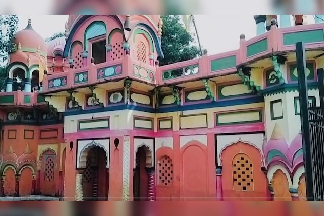 लाखा बंजारा झील के किनारे स्थित भगवान गणेश का दिव्य मंदिर.