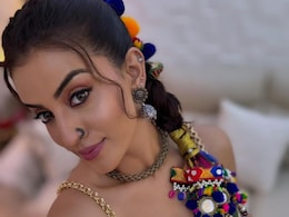 अक्षरा सिंह को परफॉर्म करते देख बेकाबू हुई भीड़, स्टेज पर फेंकने लगी जूते-चप्पल! अक्षरा सिंह को परफॉर्म करते देख बेकाबू हुई भीड़, स्टेज पर फेंकने लगी जूते-चप्पल!