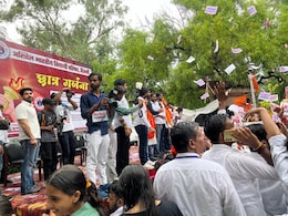 दिल्ली विश्वविद्यालय में 'छात्र गर्जना': सैकड़ों छात्रों ने किया प्रदर्शन, एक पाठ्यक्रम-एक शुल्क की रखी मांग