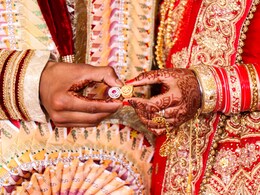 क्या आप भी शादी के बाद पैसों को लेकर परेशान हैं? इन 5 टिप्स से कभी नहीं होगी पैसे की तंगी क्या आप भी शादी के बाद पैसों को लेकर परेशान हैं? इन 5 टिप्स से कभी नहीं होगी पैसे की तंगी