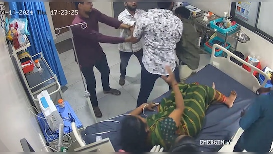 अस्पताल में चप्पल उतारने को कहा तो कर दी डॉक्टर की पिटाई, सामने आए वीडियो में कैद घटना