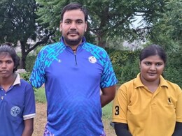 Teacher's Day: हाथ कट गया फिर भी नहीं हारी हिम्मत, सैंकड़ों खिलाड़ियों को प्रशिक्षित कर चुके हैं शिक्षक महेश नेहरा