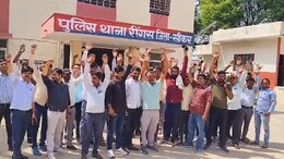 सीकर में बिजली विभाग के कर्मचारी से मारपीट, सरकारी दस्तावेज फाड़े; कर्मचारियों का विरोध-प्रदर्शन