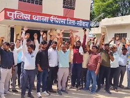 सीकर में बिजली विभाग के कर्मचारी से मारपीट, सरकारी दस्तावेज फाड़े; कर्मचारियों का विरोध-प्रदर्शन सीकर में बिजली विभाग के कर्मचारी से मारपीट, सरकारी दस्तावेज फाड़े; कर्मचारियों का विरोध-प्रदर्शन