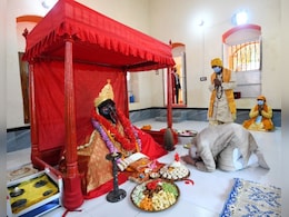 बांग्लादेश के हिंदू मंदिर से चोरी हो गया मां काली का कीमती मुकुट, PM मोदी ने किया था भेंट बांग्लादेश के हिंदू मंदिर से चोरी हो गया मां काली का कीमती मुकुट, PM मोदी ने किया था भेंट