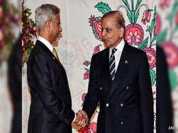Decade Of No Dialogue, Then A 20-Second Greeting, India, Pak De-Hyphenated Decade Of No Dialogue, Then A 20-Second Greeting, India, Pak De-Hyphenated