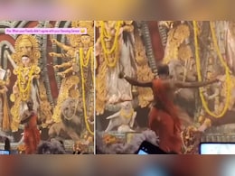भक्ति भाव में डूबे पुजारी ने ढाक की थाप पर मां दुर्गा के सामने किया जबरदस्त डांस, धड़ल्ले से वायरल हो रहा VIDEO भक्ति भाव में डूबे पुजारी ने ढाक की थाप पर मां दुर्गा के सामने किया जबरदस्त डांस, धड़ल्ले से वायरल हो रहा VIDEO