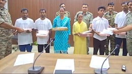 सुकमा में 6 खूंखार नक्सलियों ने किया सरेंडर, सिर पर था 24 लाख रुपये का इनाम