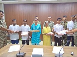 सुकमा में 6 खूंखार नक्सलियों ने किया सरेंडर, सिर पर था 24 लाख रुपये का इनाम