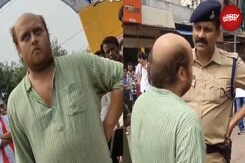 Congress नेता Digvijay Singh के भतीजे Aditya Vikram Singh ने सड़क पर किया जमकर ड्रामा Congress नेता Digvijay Singh के भतीजे Aditya Vikram Singh ने सड़क पर किया जमकर ड्रामा