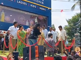 इवेंट में स्टेज पर खड़ी थीं एक्ट्रेस, लोगों की जमा हुई भीड़ के बीच धड़ाम से नीचे गिरा स्टेज, वायरल हुआ वीडियो इवेंट में स्टेज पर खड़ी थीं एक्ट्रेस, लोगों की जमा हुई भीड़ के बीच धड़ाम से नीचे गिरा स्टेज, वायरल हुआ वीडियो