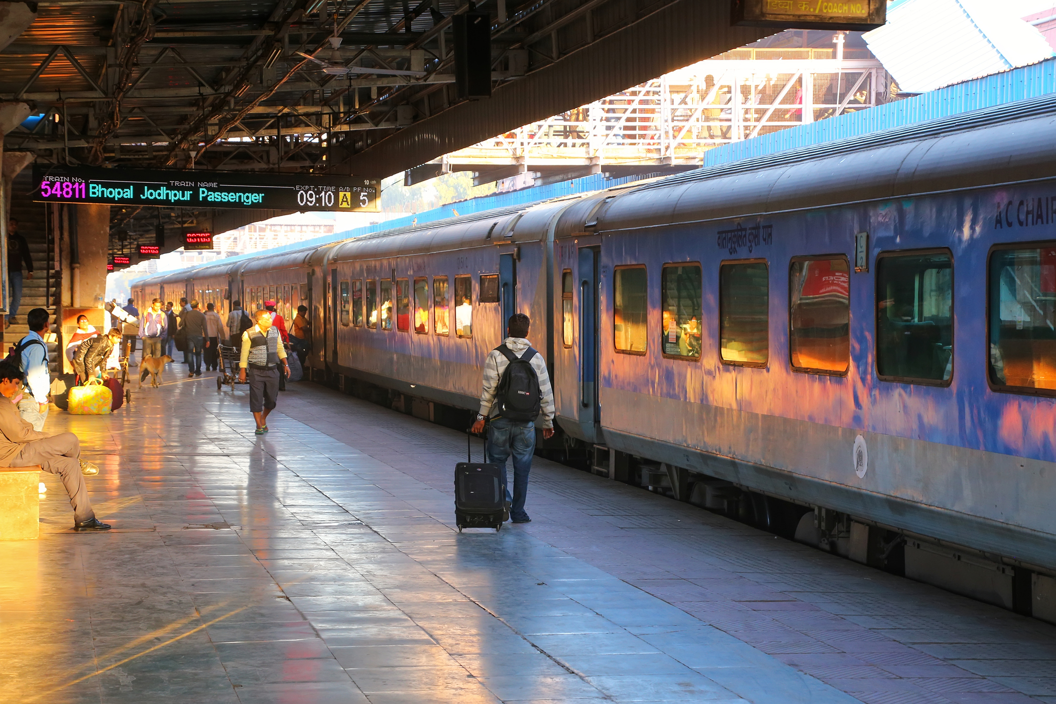 Train Ticket Booking: तत्काल टिकट नहीं मिला? ट्रेन में सफर के दिन ऐसे मिल सकती है कंफर्म सीट, जानिए आसान तरीका