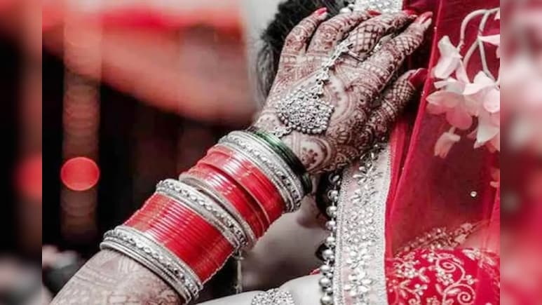 महिला ने की चार शादी, तीन को छोड़कर नौकर के साथ हो गई फरार महिला ने की चार शादी, तीन को छोड़कर नौकर के साथ हो गई फरार