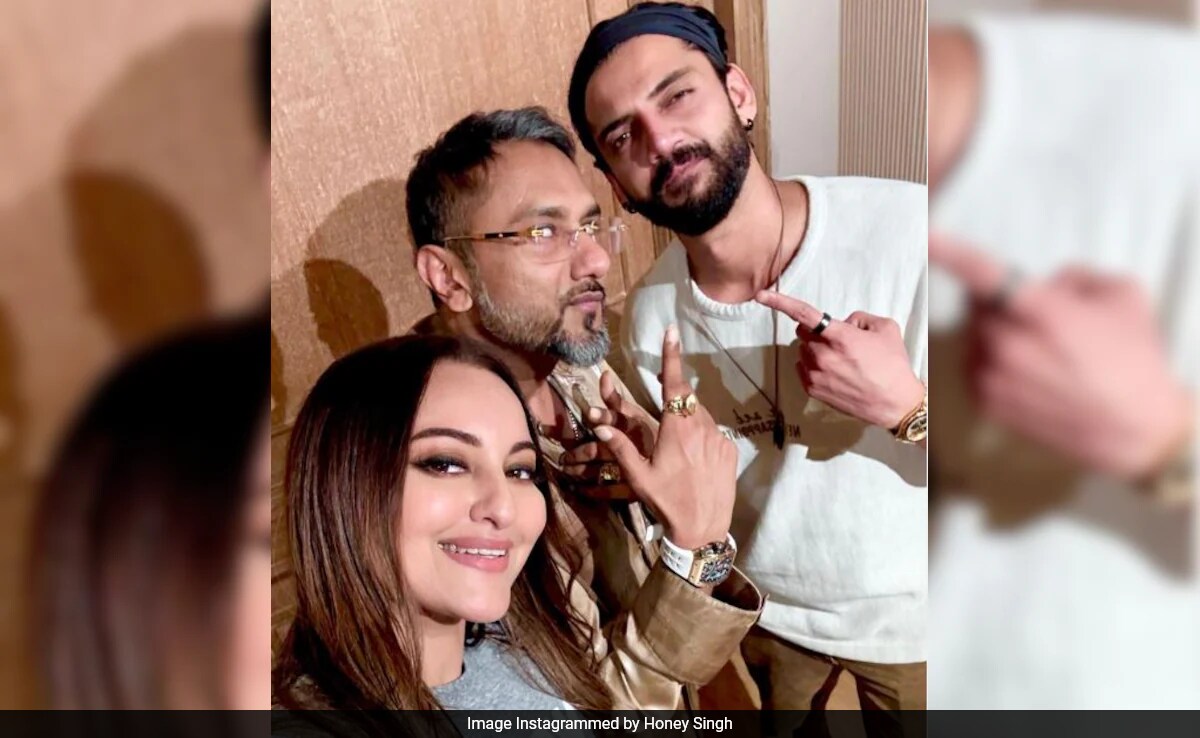 A Happy Selfie Featuring "<i>Yaaron Ke Yaar</i>" Honey Singh, Sonakshi Sinha And Zaheer Iqbal