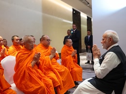 PM मोदी ने रामायण का लाओ संस्करण देखा, बौद्ध भिक्षुओं से लिया आशीर्वाद