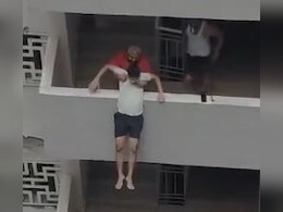 14वीं मंजिल से कूदकर आत्महत्या करने जा रहा था युवक... अचानक 'देवदूत' बने दो लोग 14वीं मंजिल से कूदकर आत्महत्या करने जा रहा था युवक... अचानक 'देवदूत' बने दो लोग