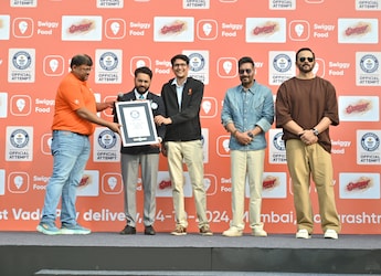 Swiggy Delivers 11,000 Vada Pavs In One Single Order, Sets Guinness World Record Swiggy Delivers 11,000 Vada Pavs In One Single Order, Sets Guinness World Record