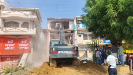 Bharatpur: नाले की जमीन पर बने आलीशान शोरूम पर चला नगर निगम का बुलडोजर, दीवाली के बाद हटेंगे और अतिक्रमण&nbsp;