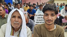 Rajasthan SI Paper Leak: SI भर्ती रद्द नहीं करने की मांग, शहीद स्मारक पर धरने पर बैठे परिजन; बोले- दोषियों के चक्कर में न मिले निर्दोष को सजा