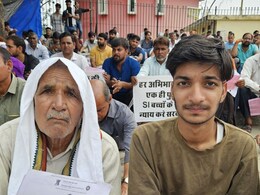 Rajasthan SI Paper Leak: SI भर्ती रद्द नहीं करने की मांग, शहीद स्मारक पर धरने पर बैठे परिजन; बोले- दोषियों के चक्कर में न मिले निर्दोष को सजा