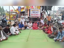 कांग्रेस का उपवास आंदोलन, नौ कन्याओं का किया पूजन, फिर मां दुर्गा से की ये प्रार्थना