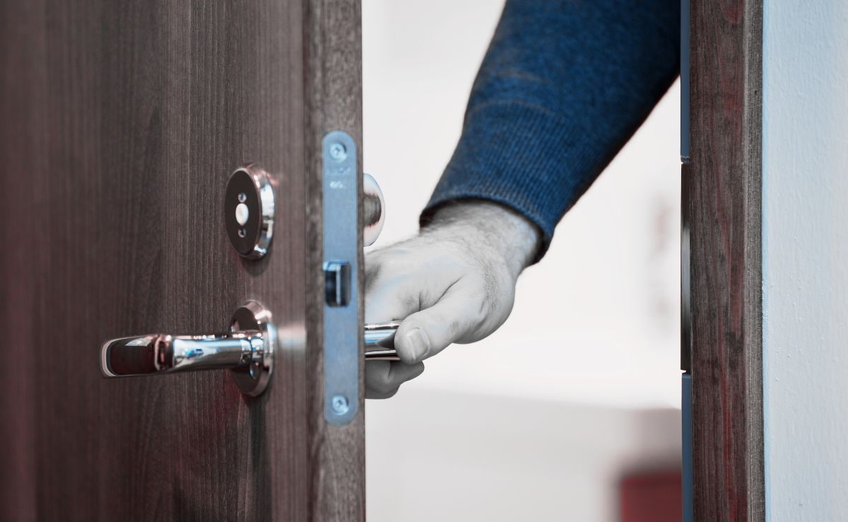 तीन मित्रांना पत्नीच्या बेडरूममध्ये पाठवलं अन्..., पुण्यातील