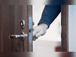 तीन मित्रांना पत्नीच्या बेडरूममध्ये पाठवलं अन्..., पुण्यातील उच्चशिक्षित कुटुंबातील लज्जास्पद घटना