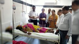 कलेक्टर ने अस्पताल में खड़े हो कर चढ़वाया ब्लड, महिलाओं को बांटी 'सेहत की टोकरी'