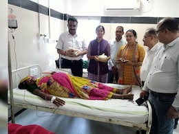 कलेक्टर ने अस्पताल में खड़े हो कर चढ़वाया ब्लड, महिलाओं को बांटी 'सेहत की टोकरी'