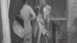 नजर चूकी और स्कूटी से 6 लाख रुपये से भरा बैग लेकर भागा लड़का, CCTV से क़ैद हुई घटना