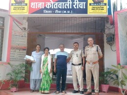 Crime: पहले प्रेमी बनकर लड़की का किया अपहरण, फिर भाई बनकर राजस्थान में तीन लाख में उसे बेचा... तीन आरोपियों को पुलिस ने किया गिरफ्तार Crime: पहले प्रेमी बनकर लड़की का किया अपहरण, फिर भाई बनकर राजस्थान में तीन लाख में उसे बेचा... तीन आरोपियों को पुलिस ने किया गिरफ्तार