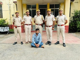 करोड़ों रुपये की ड्रग्स तस्करी में 50 हजार की इनामी गिरफ्तार, कई महीनों से थी पुलिस को तलाश करोड़ों रुपये की ड्रग्स तस्करी में 50 हजार की इनामी गिरफ्तार, कई महीनों से थी पुलिस को तलाश