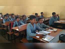 अब स्कूलों में भी चोरी ! स्मार्ट क्लास का चोरों ने कर दिया ये हाल, टोंटिया तक लेकर भागे