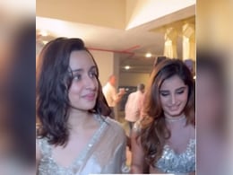 VIDEO: श्रद्धा कपूर पैपराजी को देख चिल्लाने लगीं 'शाहरुख शाहरुख', फिर जो हुआ देख कंट्रोल नहीं होगी हंसी VIDEO: श्रद्धा कपूर पैपराजी को देख चिल्लाने लगीं 'शाहरुख शाहरुख', फिर जो हुआ देख कंट्रोल नहीं होगी हंसी